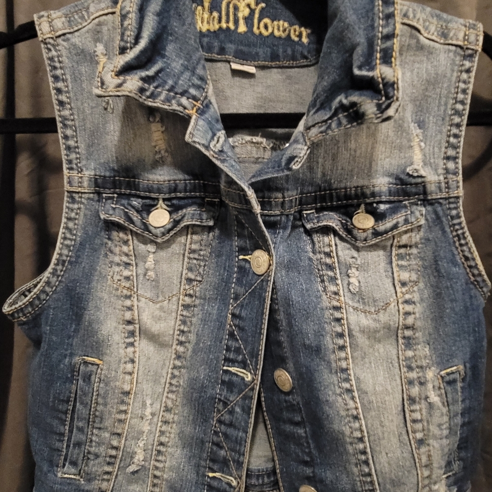 Wallflower sleeveless jean jacket,juniors (M),Denim